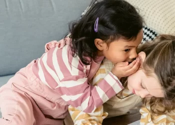 hadits larangan berbisik-bisik