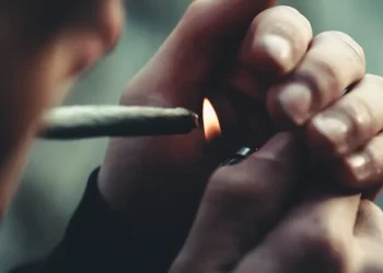 hukum merokok saat puasa apakah membatalkan puasa atau tidak