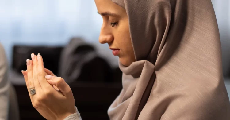 seorang wanita muslim sedang berdoa