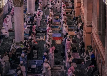 jemaah sedang shalat di masjid nabawi