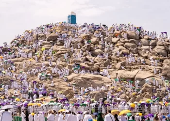 jemaah haji di bawah terik matahari di jabal rahmah
