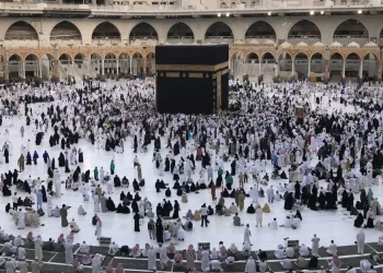 jemaah haji sedang melaksanakan thawaf
