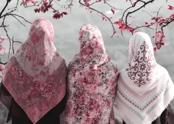 tiga orang wanita muslim menghadap ke belakang