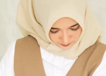 wanita muslim yang menundukkan kepala