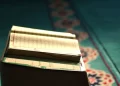 al quran yang sedang terbuka