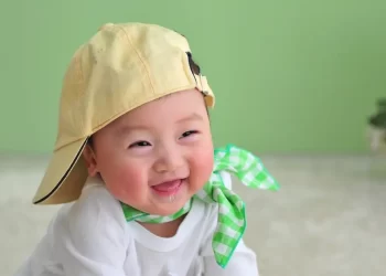 anak kecil sedang tertawa