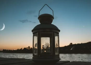 lentera dengan latar belakang bulan sabit