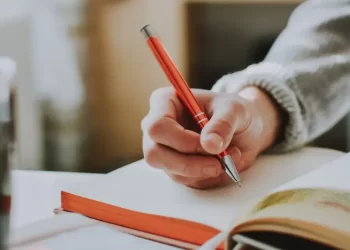 orang sedang belajar dan menulis