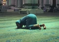 orang sedang melaksanakan shalat
