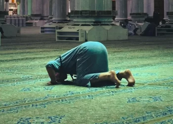 orang sedang melaksanakan shalat