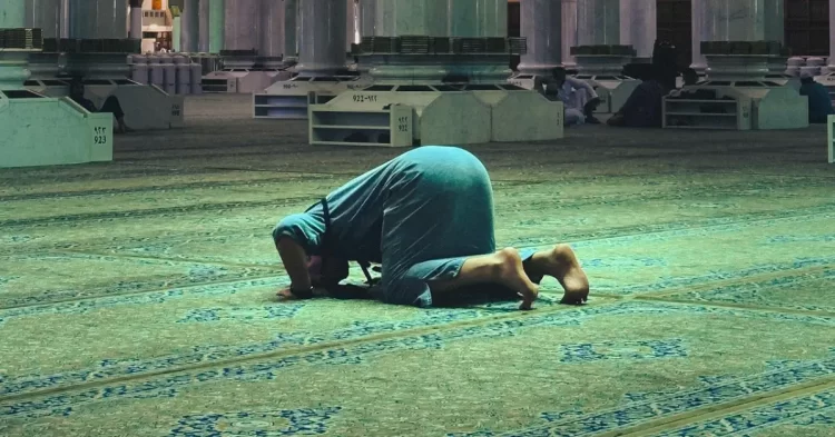 orang sedang melaksanakan shalat