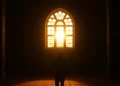 seseorang sedang melaksanakan shalat di masjid