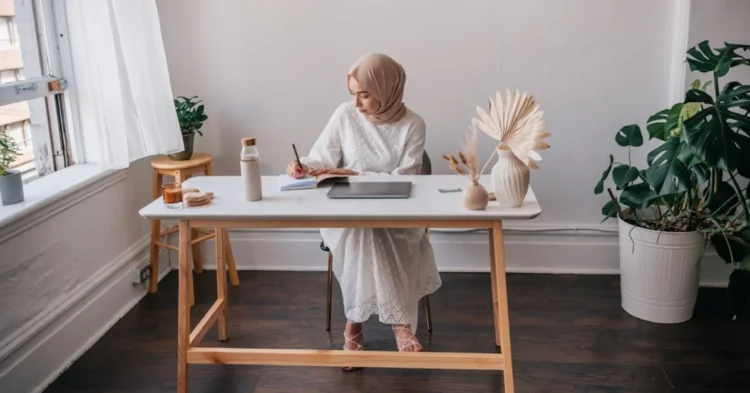 muslimah sedang bekerja