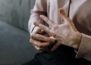 perempuan sedang melepas cincin pernikahan