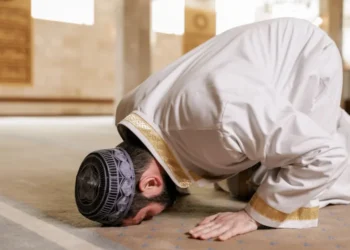 seorang muslim sedang sujud di dalam masjid