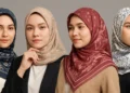 wanita memakai kerudung printing