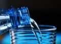 Air jernih dituang dari botol ke dalam gelas