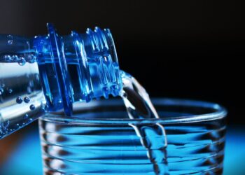 Air jernih dituang dari botol ke dalam gelas
