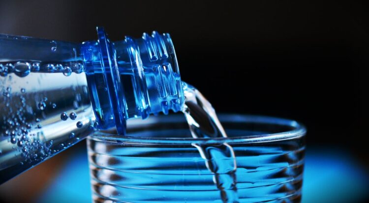 Air jernih dituang dari botol ke dalam gelas