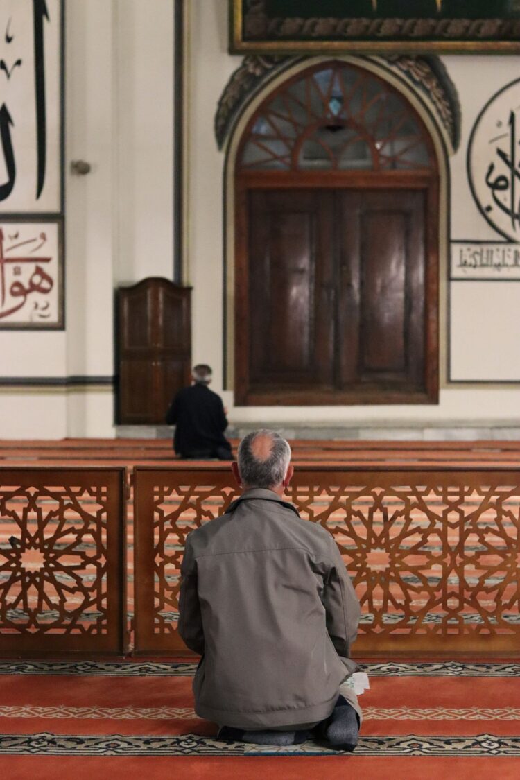 Jamaah laki-laki shalat berjamaah di dalam masjid, ilustrasi hukum shalat berjamaah