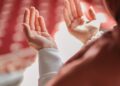 Tangan terbuka berdoa di dalam masjid, ilustrasi hukum dan lafaz doa iftitah dalam shalat