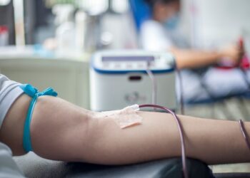Proses donor darah di tangan pendonor, ilustrasi hukum donor darah dalam Islam