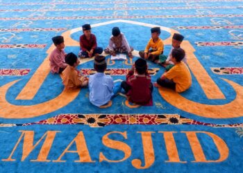 Anak-anak belajar mengaji bersama di masjid, ilustrasi fardhu kifayah menuntut ilmu