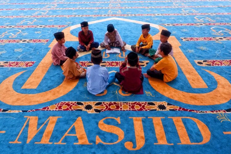 Anak-anak belajar mengaji bersama di masjid, ilustrasi fardhu kifayah menuntut ilmu