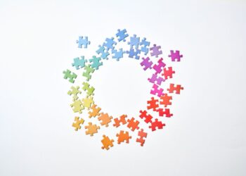 Potongan puzzle warna-warni tersusun membentuk lingkaran, ilustrasi hadits tentang 73 golongan umat Islam