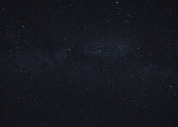 Langit malam dipenuhi gugusan bintang, ilustrasi hadits tentang 99 Asmaul Husna