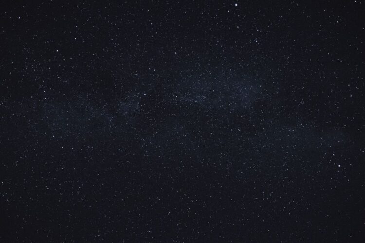 Langit malam dipenuhi gugusan bintang, ilustrasi hadits tentang 99 Asmaul Husna