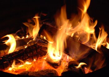 Api membakar kayu bakar dengan nyala besar, ilustrasi hadits tentang hasad (dengki)