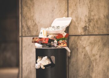 Tempat sampah meluap berisi sisa makanan dan kemasan, ilustrasi hadits tentang larangan israf dan mubazir