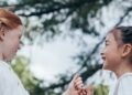 Dua anak perempuan melakukan pinky promise sambil tersenyum, ilustrasi hadits tentang kejujuran dan menepati janji