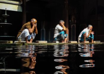 Jamaah berwudhu di kolam masjid, ilustrasi hadits tentang bersuci (thaharah) sebagian dari iman