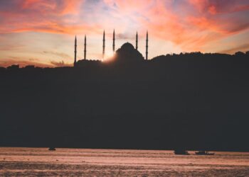 Siluet Hagia Sophia di Istanbul saat matahari terbenam, ilustrasi hadits tentang penaklukan Konstantinopel