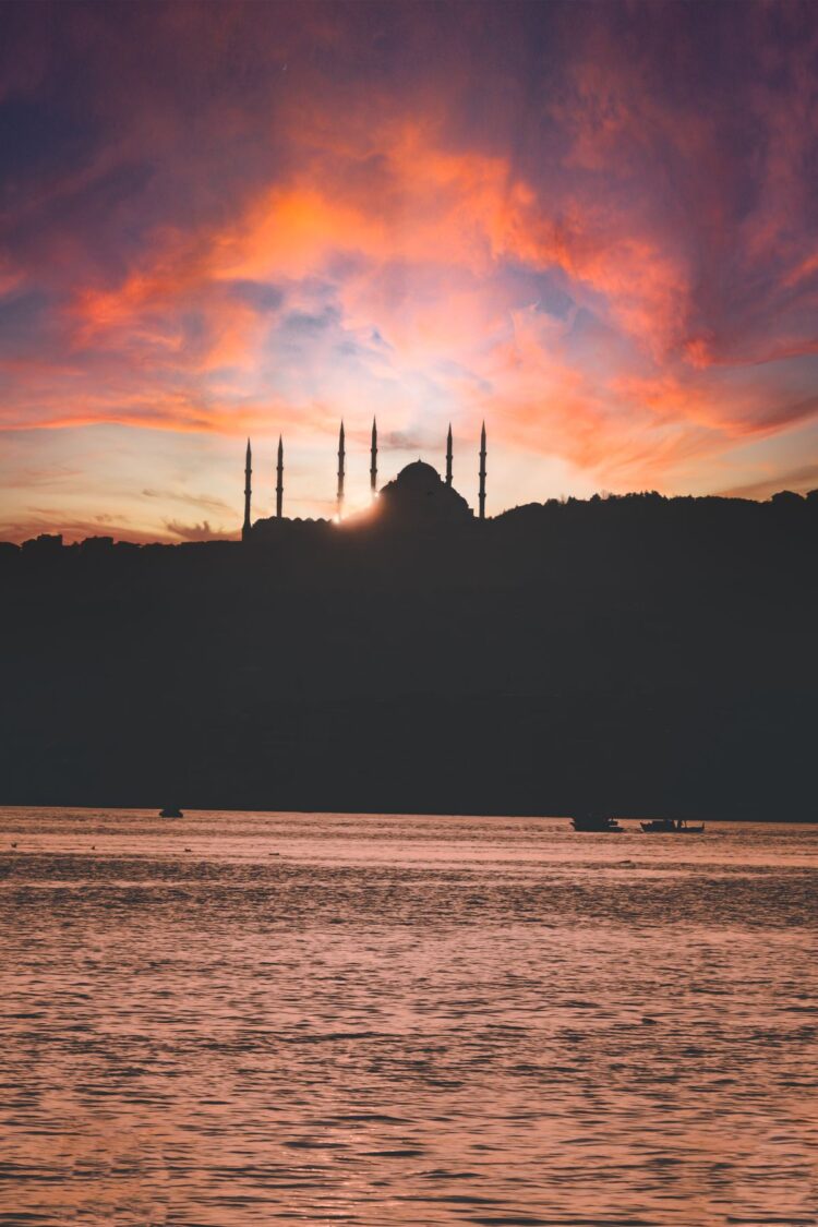 Siluet Hagia Sophia di Istanbul saat matahari terbenam, ilustrasi hadits tentang penaklukan Konstantinopel