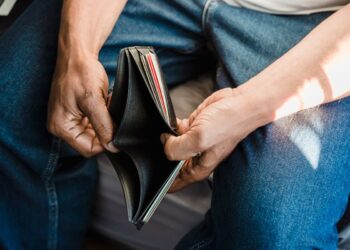 Tangan memegang dompet kosong, ilustrasi hadits tentang orang yang bangkrut di hari kiamat