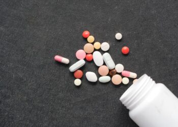 Aneka pil dan kapsul obat tertumpah dari botol, ilustrasi hadits tentang narkoba dalam Islam