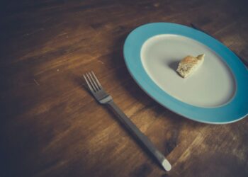 Sepotong roti sederhana di atas piring, ilustrasi hadits tentang qanaah (merasa cukup)