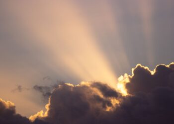 Cahaya matahari menembus celah awan, ilustrasi hadits tentang luasnya rahmat Allah
