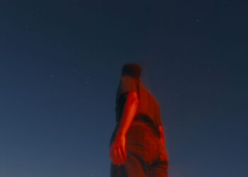 Seseorang menengadah memandang langit malam berbintang, ilustrasi hadits tentang tafakur