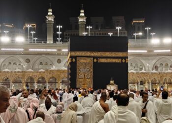 Jamaah berkumpul mengelilingi Kakbah di Masjidil Haram pada malam hari, ilustrasi hadits tentang tauhid