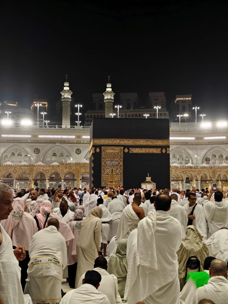 Jamaah berkumpul mengelilingi Kakbah di Masjidil Haram pada malam hari, ilustrasi hadits tentang tauhid