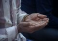Tangan lansia menengadah berdoa, ilustrasi makna usia 40 dan 60 tahun dalam Al-Qur'an dan hadits
