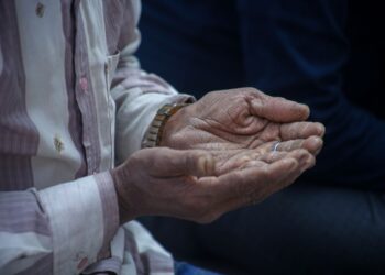 Tangan lansia menengadah berdoa, ilustrasi makna usia 40 dan 60 tahun dalam Al-Qur'an dan hadits