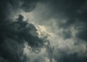 Awan gelap dan mendung bergulung di langit, ilustrasi hadits tentang kezaliman sebagai kegelapan di hari kiamat