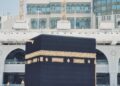Jamaah haji berihram mengelilingi Ka'bah di Masjidil Haram