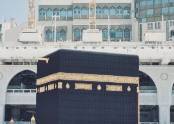 Jamaah haji berihram mengelilingi Ka'bah di Masjidil Haram