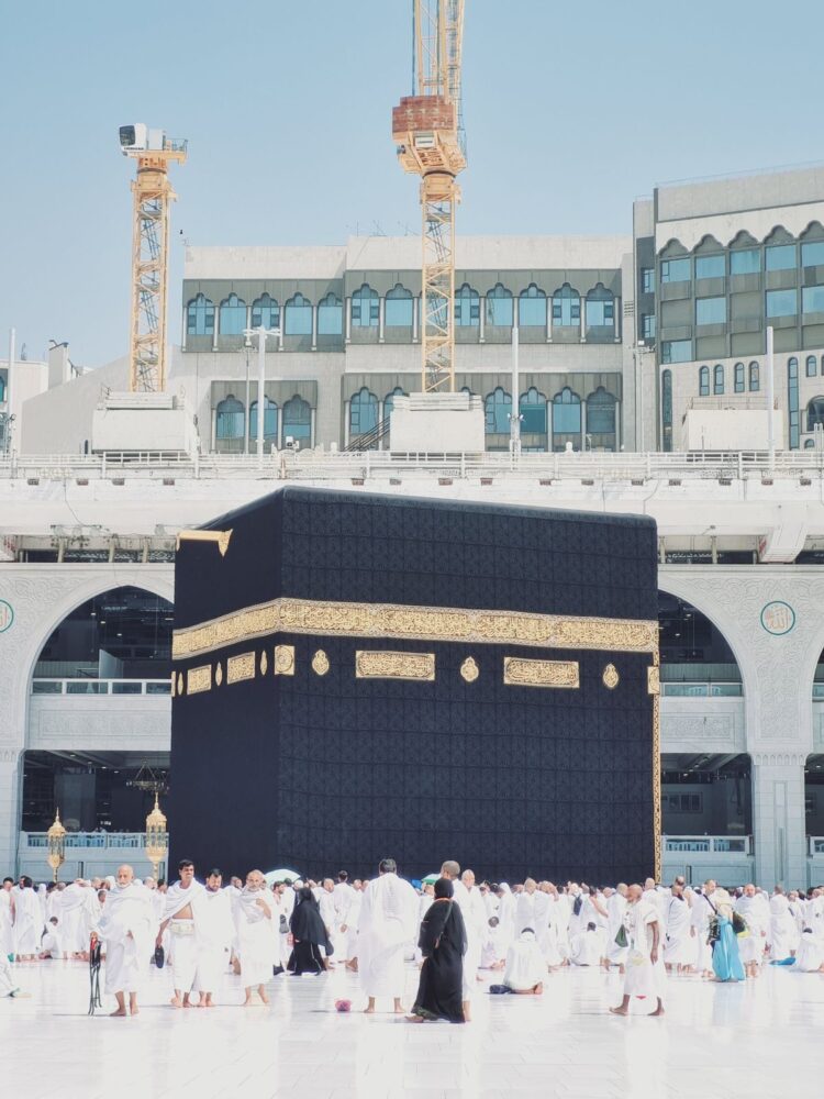 Jamaah haji berihram mengelilingi Ka'bah di Masjidil Haram